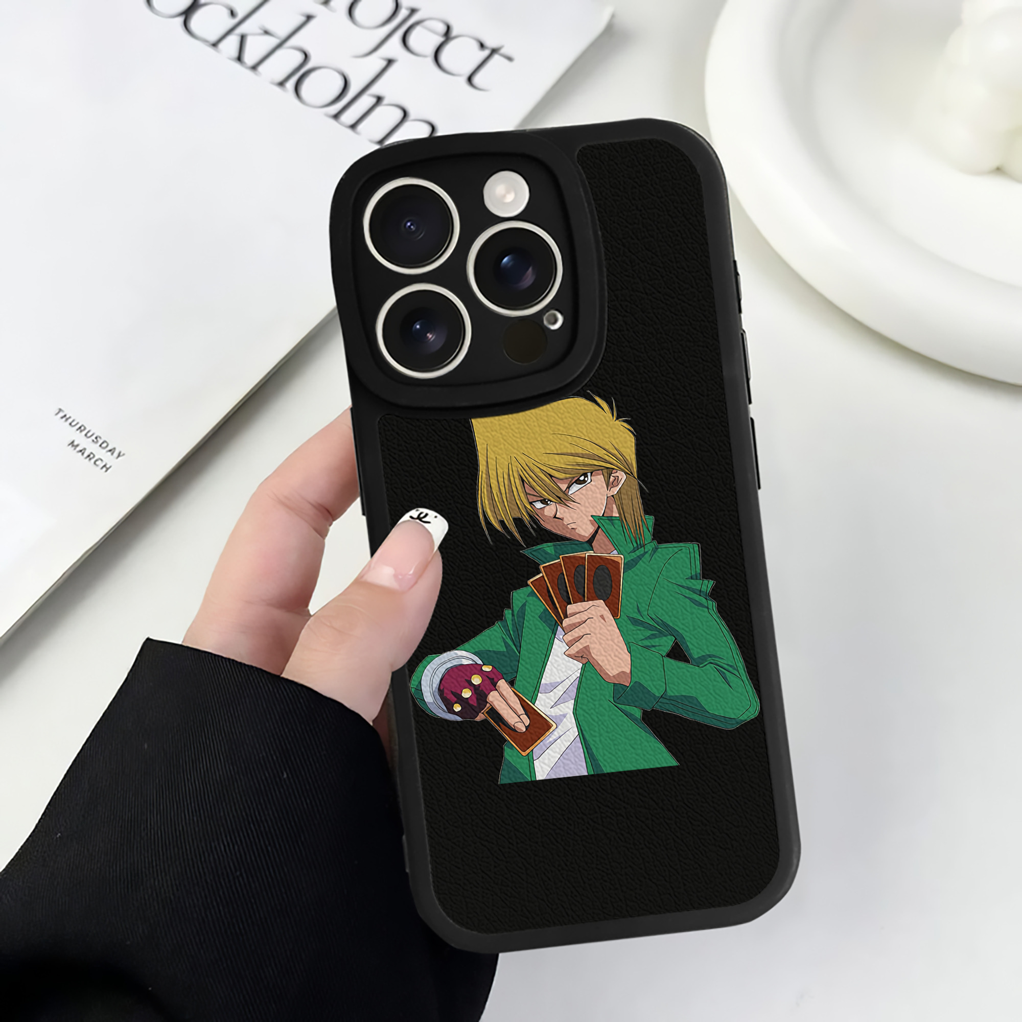 （画像用） 遊☆戯☆王 Yu-Gi-Oh! 【iPhone 16シリーズ対応】シリコンスマホケース（レザー調） 材質：シリコン